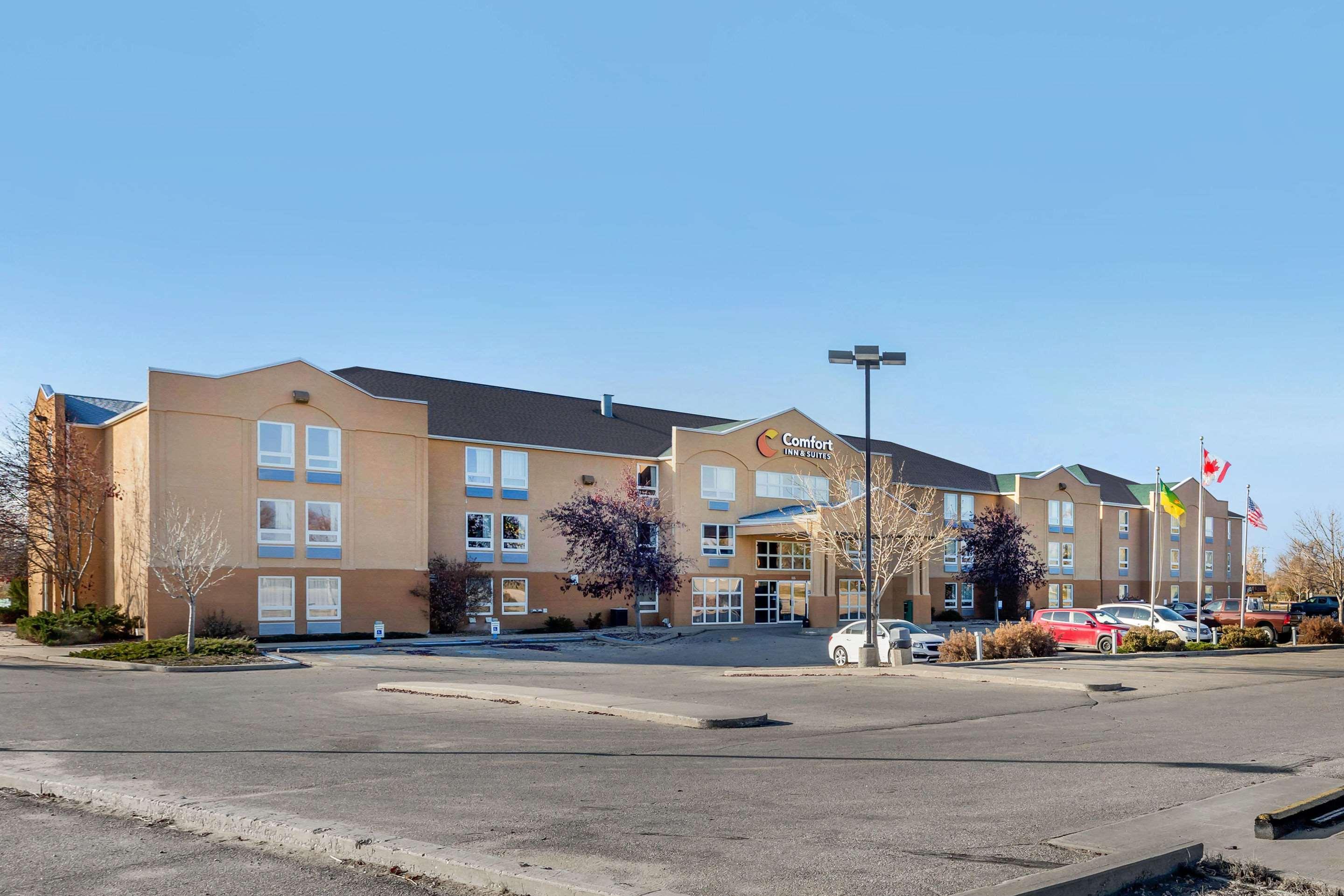 Comfort Inn & Suites Moose Jaw Exterior photo