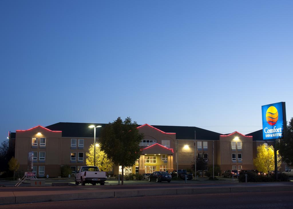 Comfort Inn & Suites Moose Jaw Exterior photo