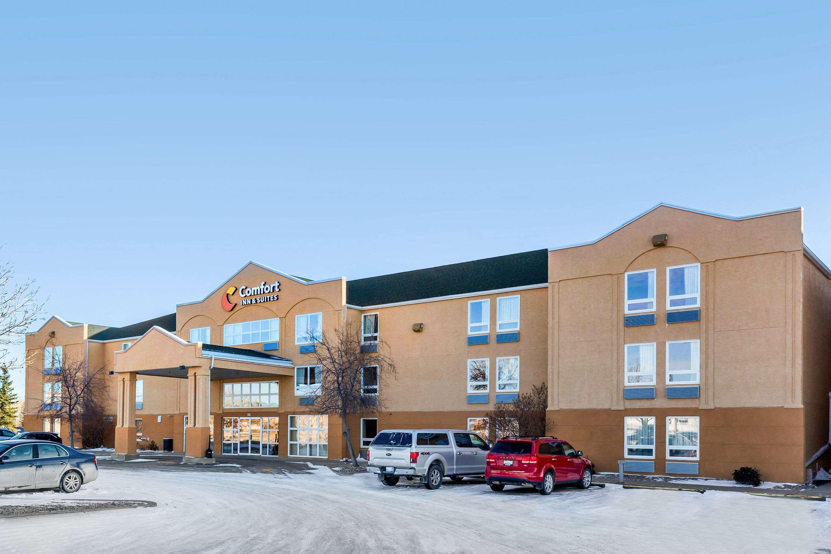 Comfort Inn & Suites Moose Jaw Exterior photo