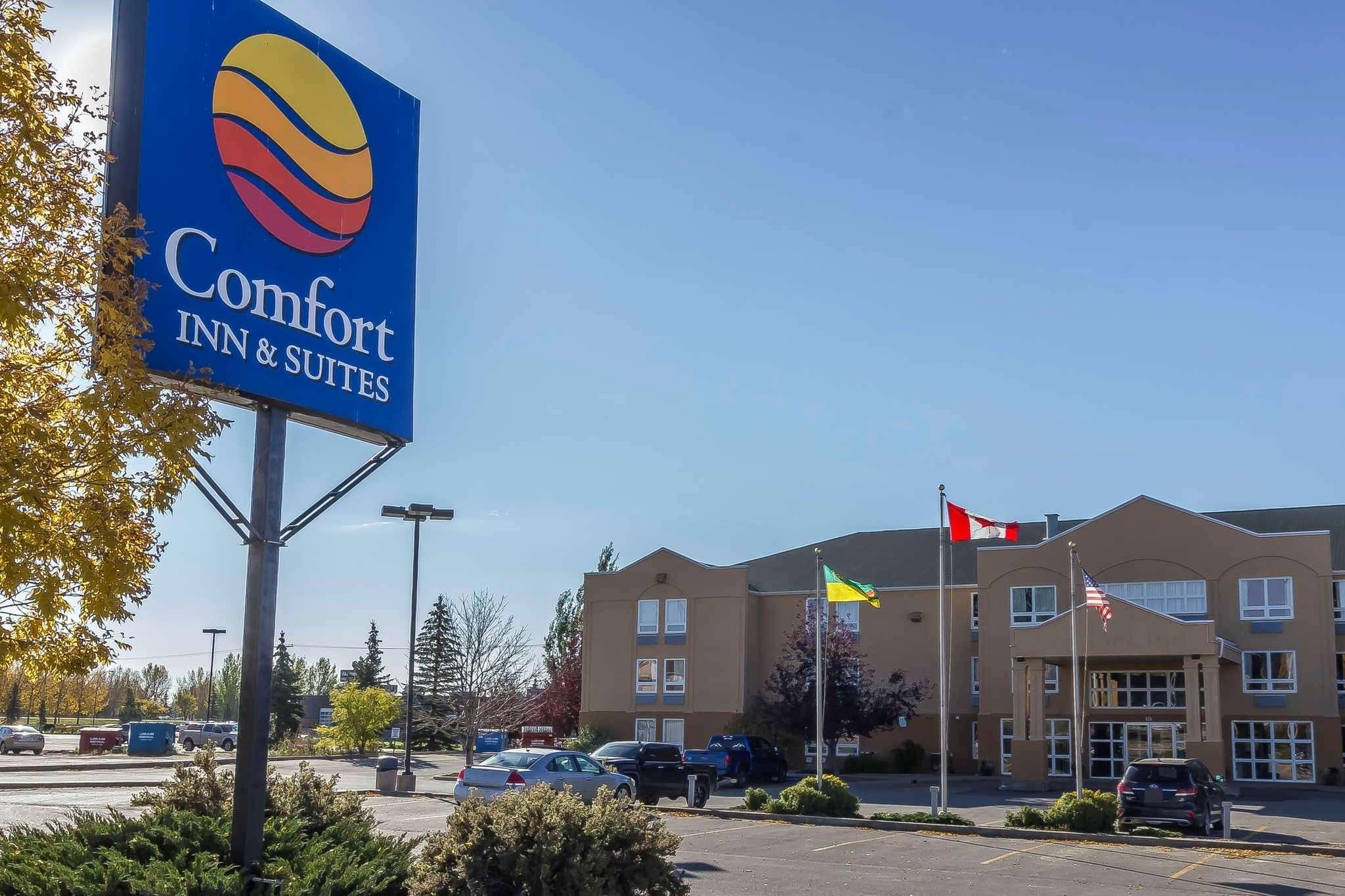 Comfort Inn & Suites Moose Jaw Exterior photo