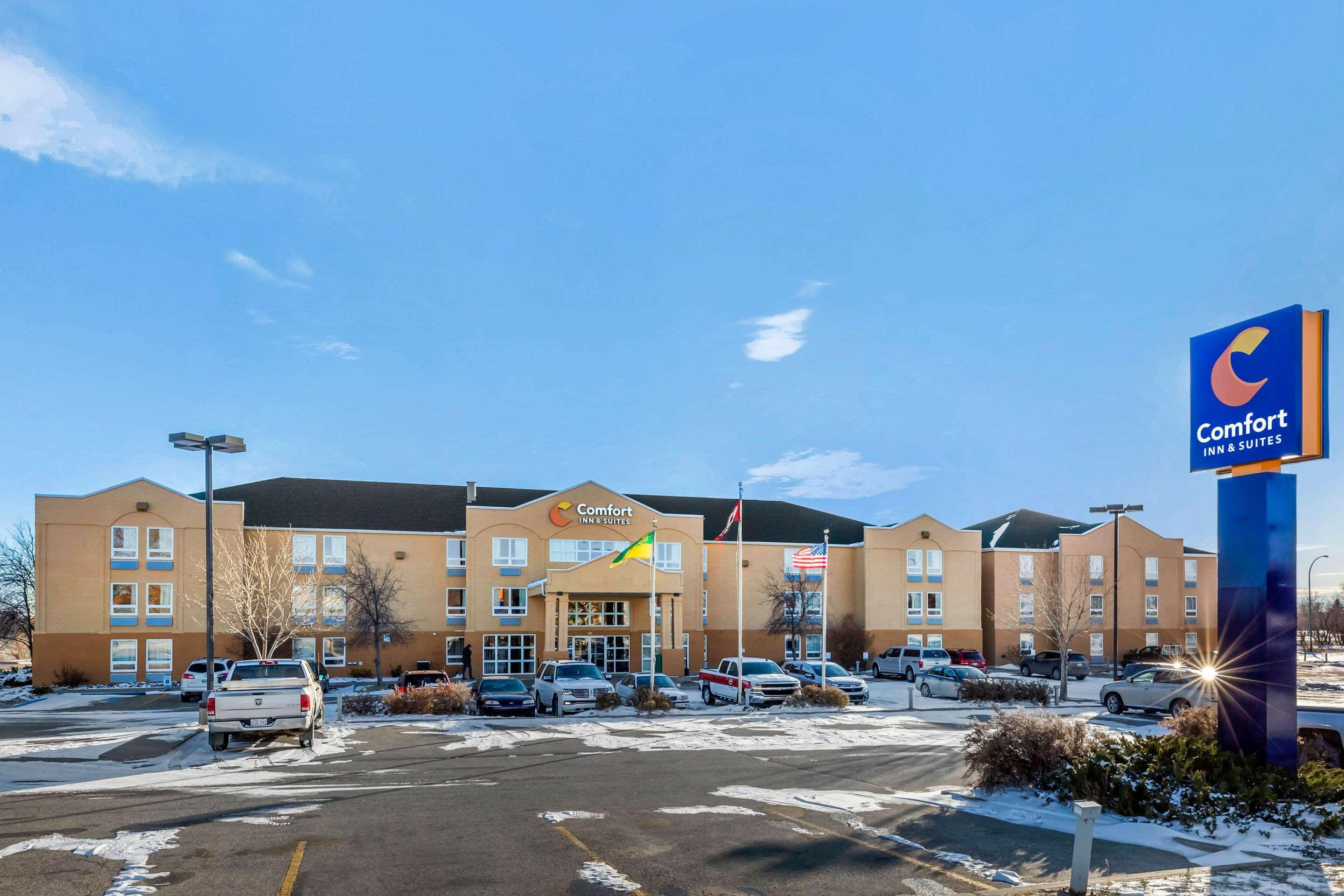 Comfort Inn & Suites Moose Jaw Exterior photo