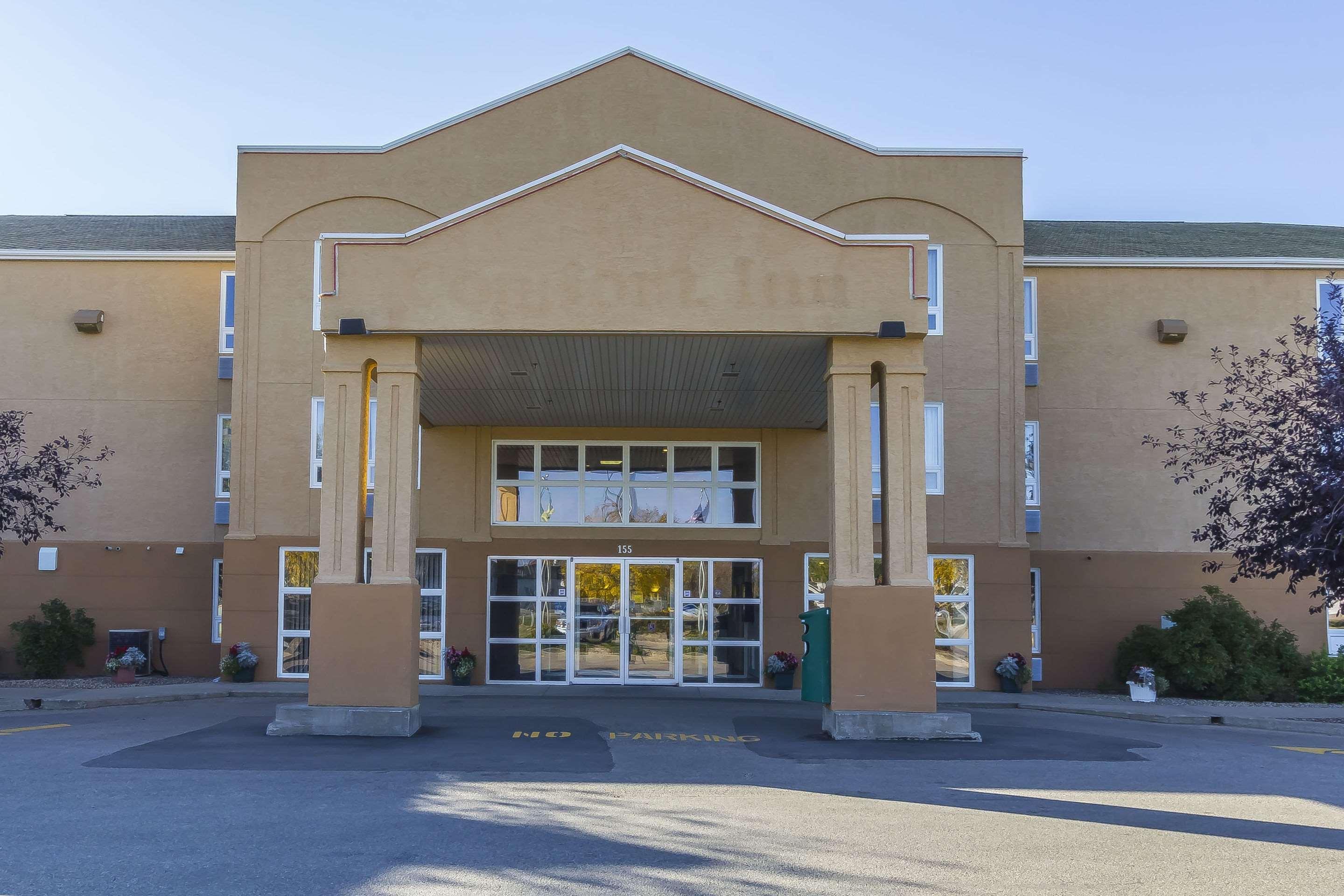 Comfort Inn & Suites Moose Jaw Exterior photo