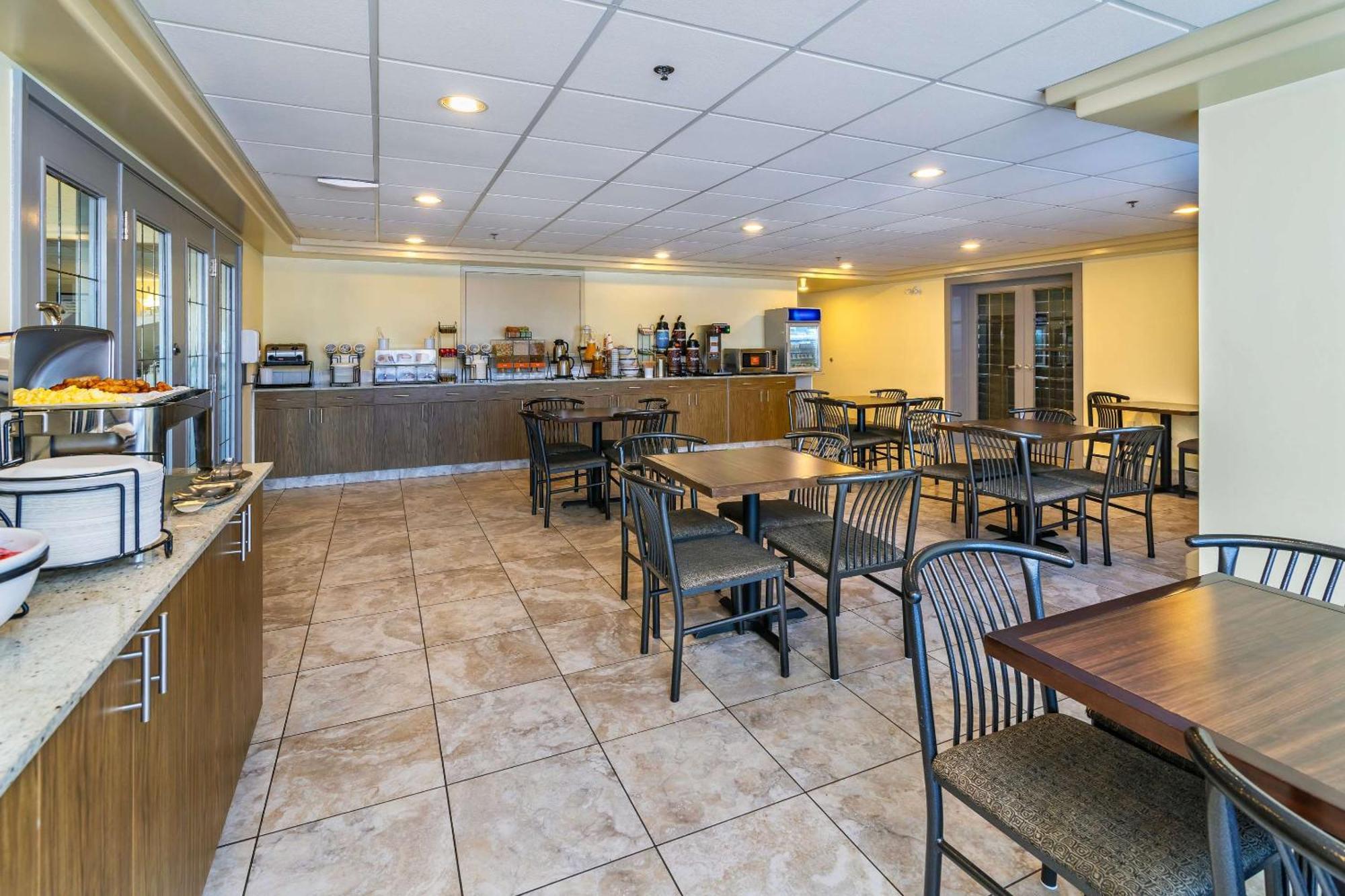 Comfort Inn & Suites Moose Jaw Exterior photo