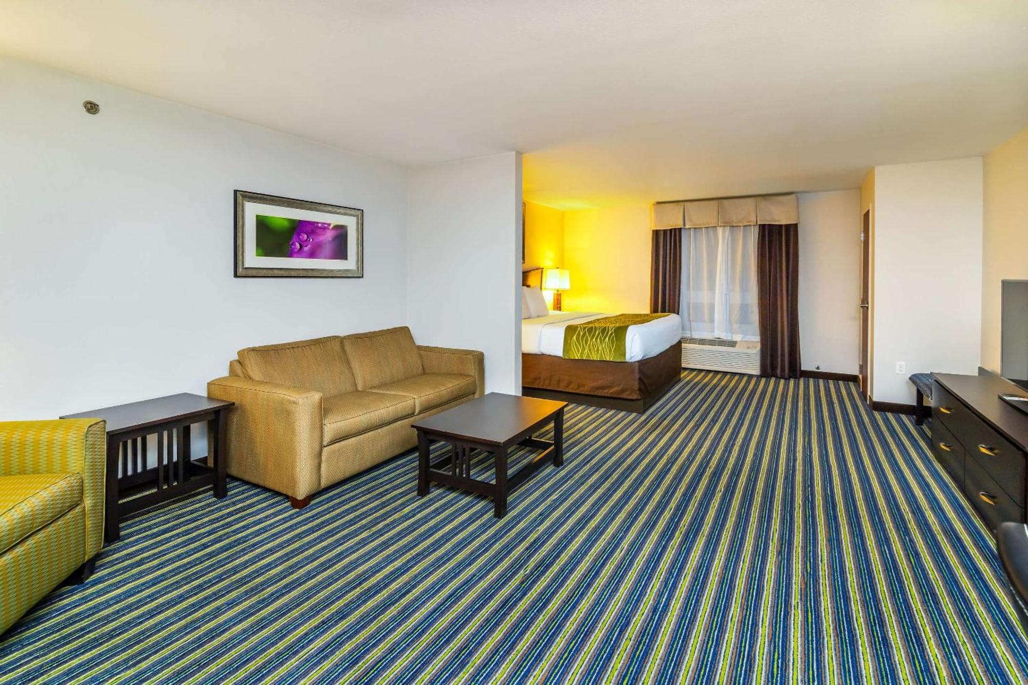 Comfort Inn & Suites Moose Jaw Exterior photo