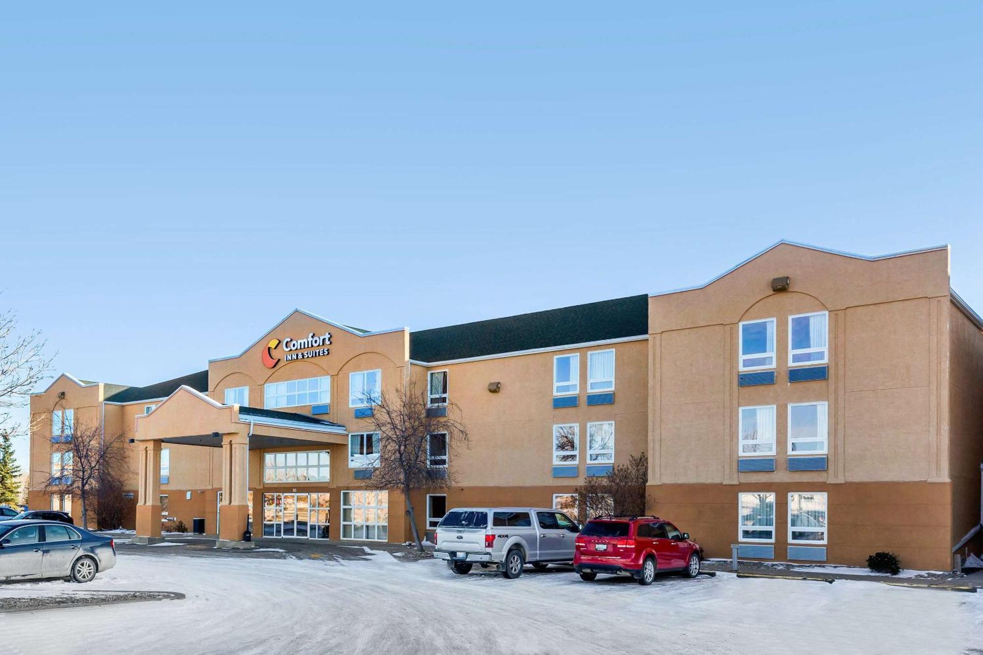 Comfort Inn & Suites Moose Jaw Exterior photo